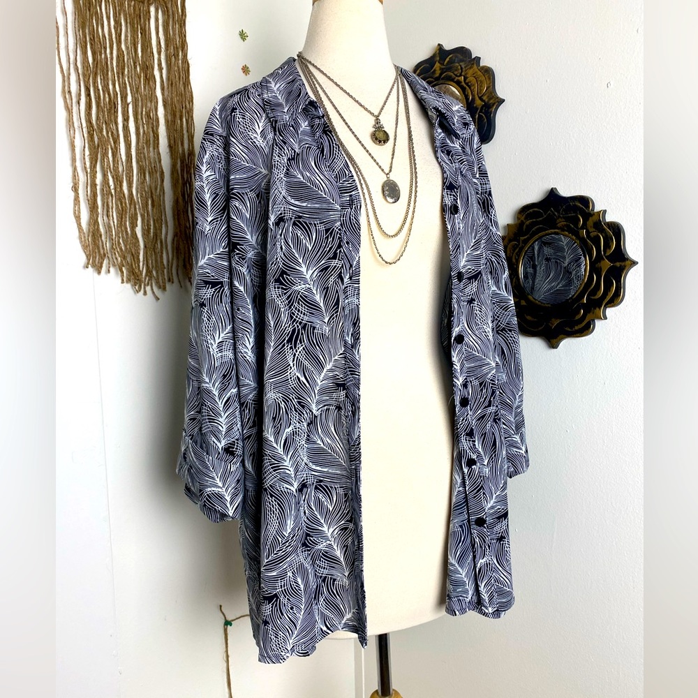 Catherines plus petite 3/4 sleeve button up top black white feather print 3X WP